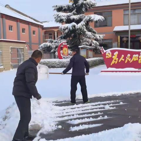 干群一心，情暖雪融