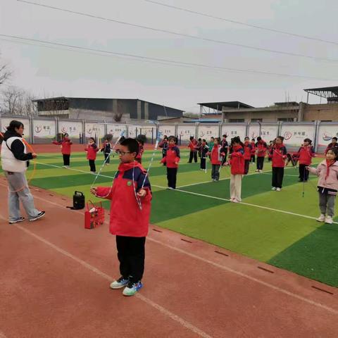 “绳”彩飞扬 跳出光芒 ——张卜庙西小学花样跳绳社团活动总结