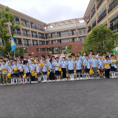 走进小学，感悟成长——五星幼儿园大班小朋友走进小学