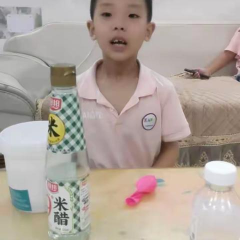 大家好，我是实验小学一年级(八)班的方俊垚，今天我给大家分享的实验是《生气的瓶子》