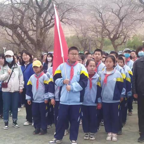 田间“课堂”          别样体验    一记三峡中学五年级劳动实践基地体验活动