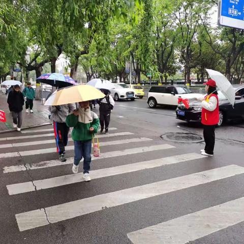 用心护学，为爱站岗——记三（1）家长志愿者护卫队