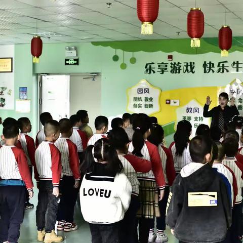 大班幼小衔接系列活动开启小学之旅——“爱国在我心  升旗润童心”