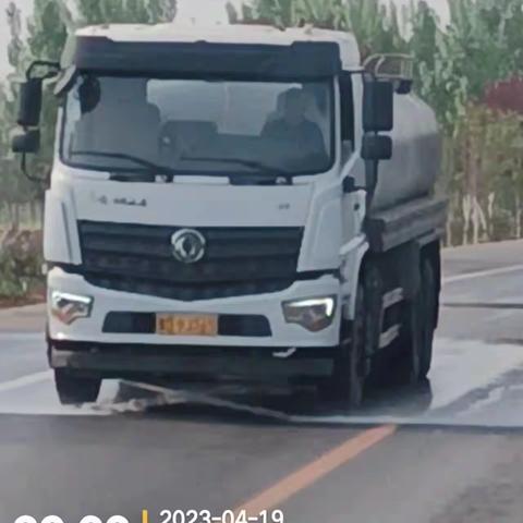 道路品质提升，抑尘、洗城，裕康公司在行动。