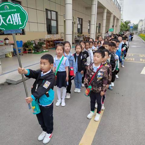 筑梦前行初印象        ——记大4班幼儿参观小学