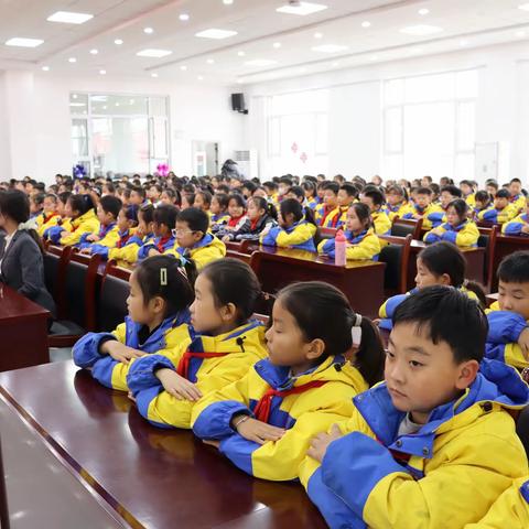 予时光以勤奋，与榜样共前行——新绛县实验小学四年级期中考试表彰大会