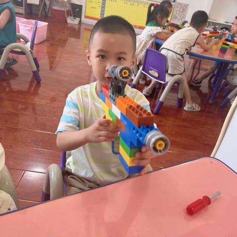 隋氏幼儿园小二班乐高《冲锋枪》