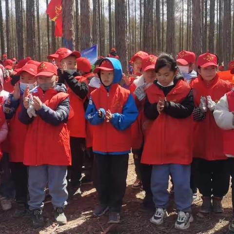 “我为家乡添新绿”“扣好人生第一颗扣子”鸡西市南山小学二年六中队义务植树实践活动