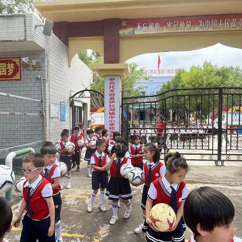 走进小学，感悟成长—伊拉湖镇中心幼儿园大班参观伊拉湖中心学校