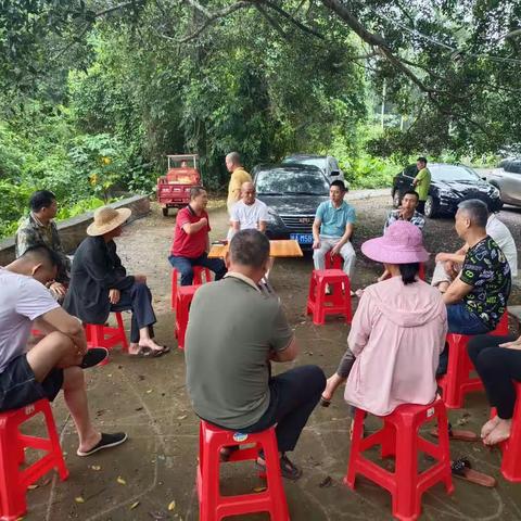 云龙镇征地办深入坡伊内村召开征地工作动员会