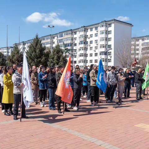 社会治理展形象 志愿服务显担。               ——建华区新联会积极参与细部治理专项行动