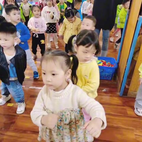 新苗苗幼儿园中二班10月两周回顾