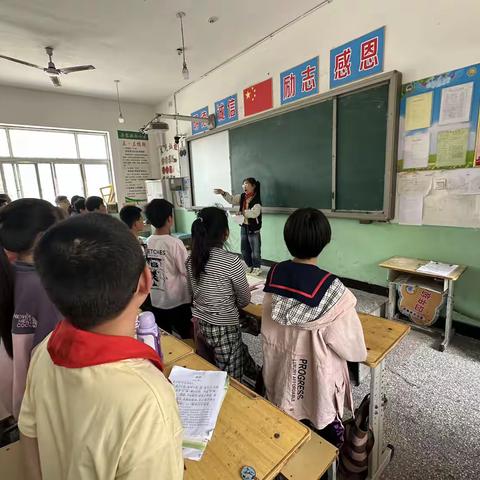 《关爱学生，幸福成长》房寨联合小学合唱社团活动正在进行中