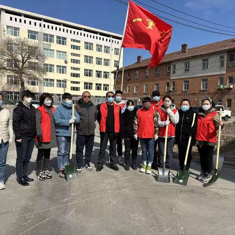春风拂面好时节，携手共建绿色社区——一重二小党员积极参加社区植树活动（副本）