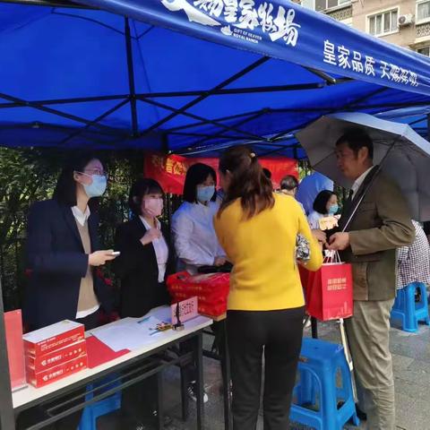 深入社区，服务居民 ！                 —之江支行街道共建