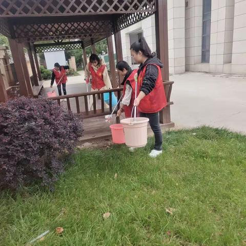 徐湾社区开展了“武汉以我为荣，小行大爱”为主题的周末清洁家园活动