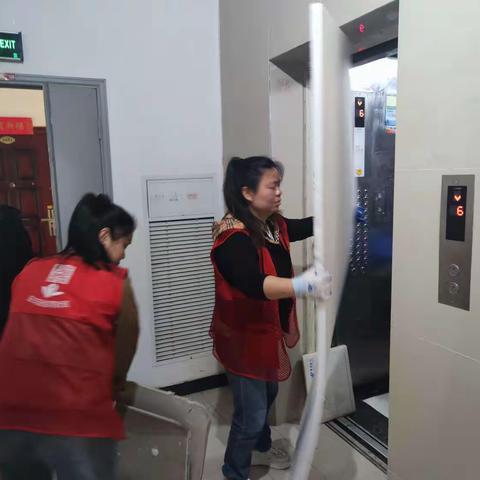 徐湾社区开展“武汉以我为荣 ，小行大爱”周末清洁家园活动