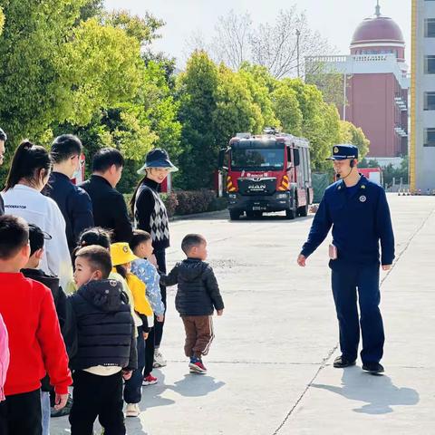 消防零距离，致敬火焰蓝——滨海县实验幼儿园龙泰分园参观消防大队亲子社会实践活动