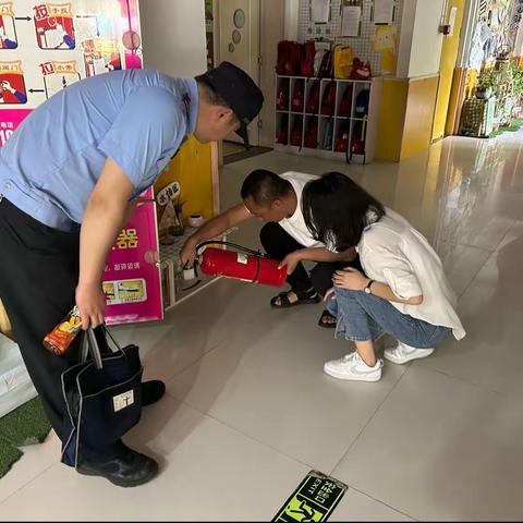 【“三下 聚民心”】未央宫所社区民警对辖区幼儿园进行消防安全检查。
