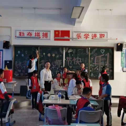 以花的名义，礼敬师恩——安宁市宁湖小学四年级（8）班学生教师节敬师恩