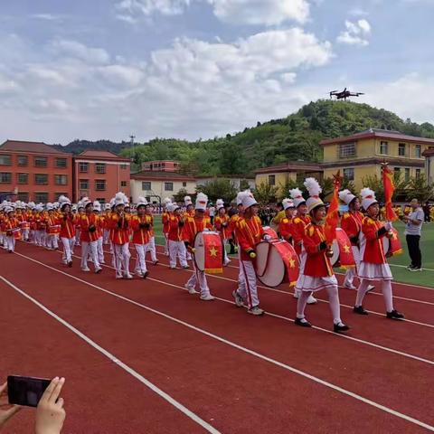 “共筑强国梦 健体向未来”——徽县实验小学四年级（八）班运动会赛事掠影