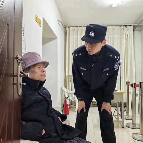 深夜老人不慎走失  民警及时帮助送回