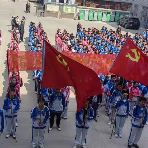 高唱“东方红”颂歌 学习二十大精神——佳县第一中学拉练活动