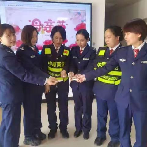 “浓情五月·感恩母亲”双鹤湖站开展口红DIY制作活动