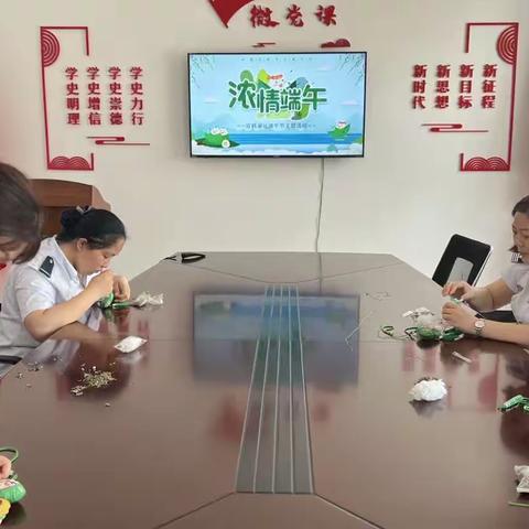双鹤湖收费站组织开展“端午寄平安，香囊赠司乘”活动