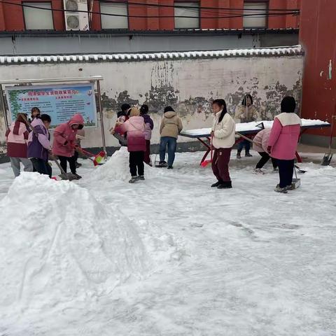 雪满校园  扫暖人心——东六方小学扫雪活动