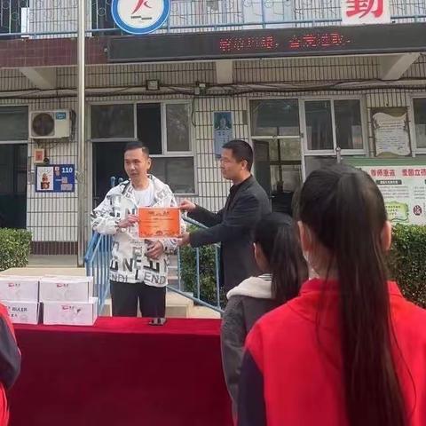 爱心捐赠 情暖校园——暖心家长向岳岭小学捐赠学习用品