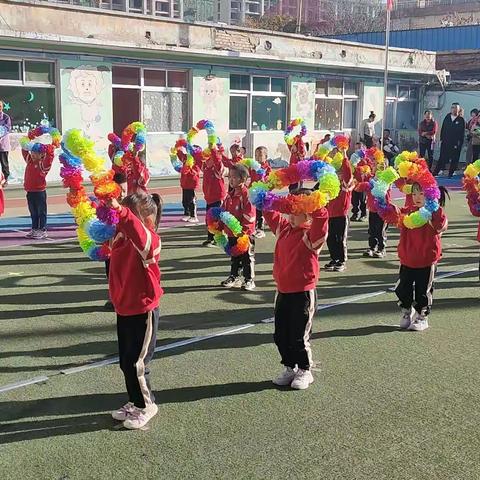 《大手拉小手，一起来加油》——原平市启航幼儿园秋季马拉松亲子运动会。