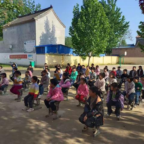 蓼堤镇大寨小学期中表彰大会