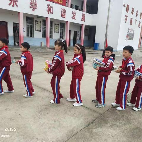 “传递书香，与爱同行”——淮滨县第一小学进曹圩小学捐赠图书活动