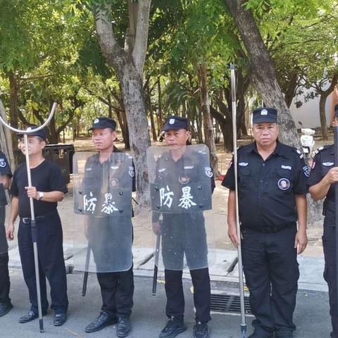 海南省三亚技师学院保安中队安全生产月反恐培训及消防培训