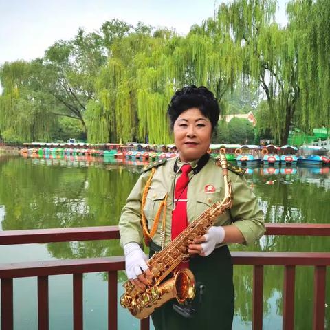 北京太阳红合唱团在昌平公园唱歌跳舞活动现场。