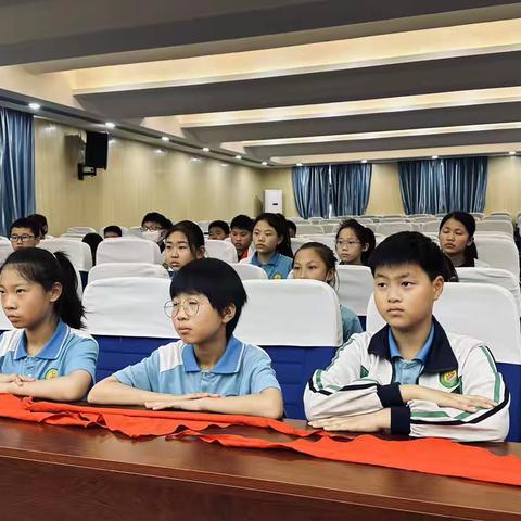 关爱学生，幸福成长——洺州小学学习少先队队礼及红领巾精神