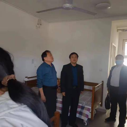 2023年玫瑰镇民政所＂五一节〃前对养 老单位进行安全大检查