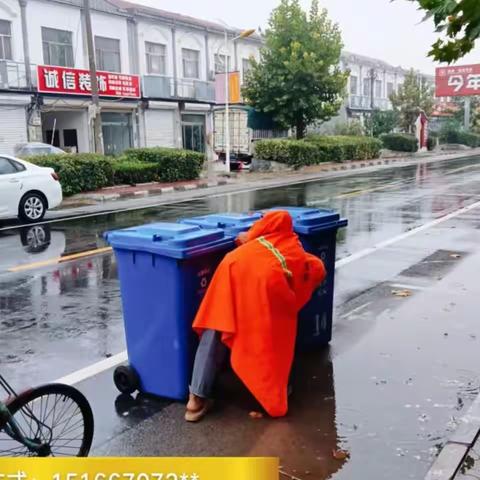 借雨巧作业，金乡县山东申花项目部深度开展雨天清洗垃圾桶工作，打造清洁环境迎中秋。