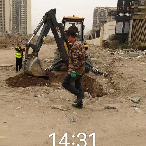 排水养护五所对豪沁营紫云府西侧南北路雨水管道进行施工检查