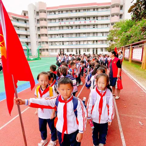 金秋十月，快乐秋游---龙浔中心小学三年八班