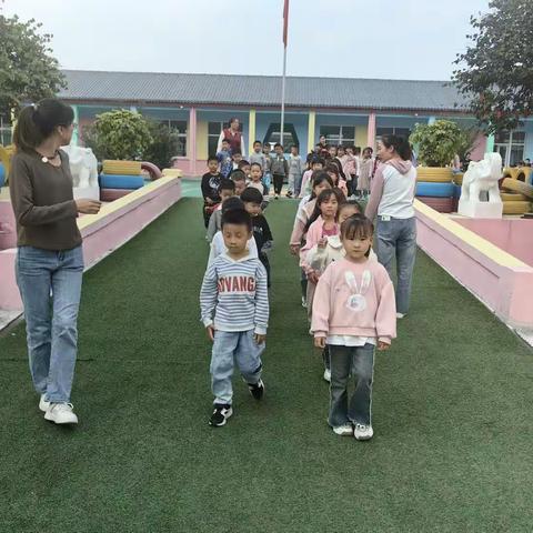 快乐种植  “蒜”你可爱——七彩阳光幼儿园大班走进大龙小学七彩农场种植活动