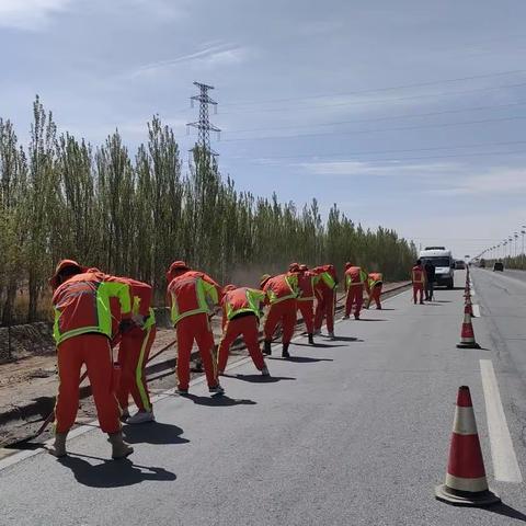 茫崖公路段  环境整治再发力 路域环境再提升