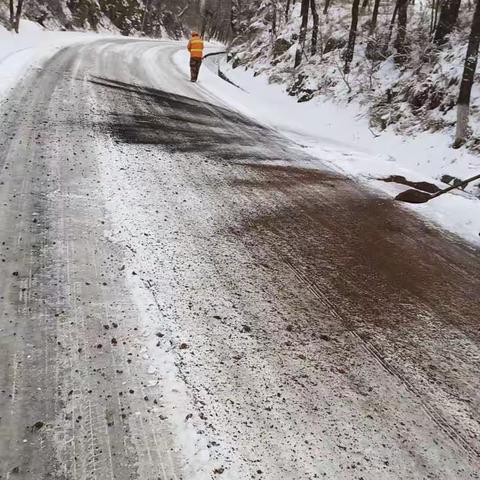 风雪同行，陵川公路段及时清雪保路畅