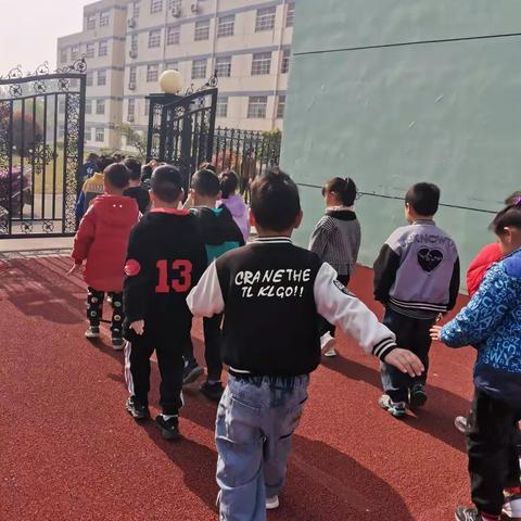 走进小学，感悟成长，做好入学准备——英才双语幼儿园大班体验小学生活。