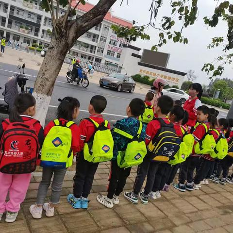 走进小学• 童心同行共成长——童话幼儿园大班参观小学活动