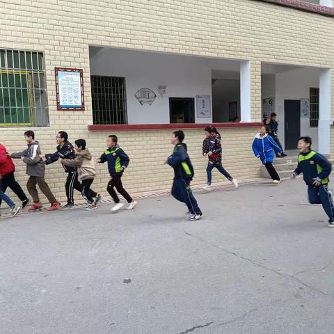 消防警钟长鸣，确保安全前行——硫市联合学校中心小学消防演练纪实