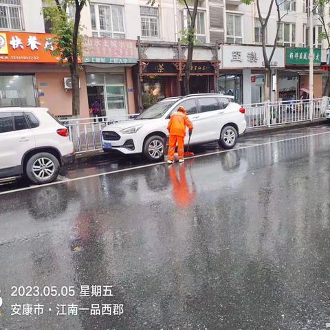 环卫工人雨天坚守，扮靓市容