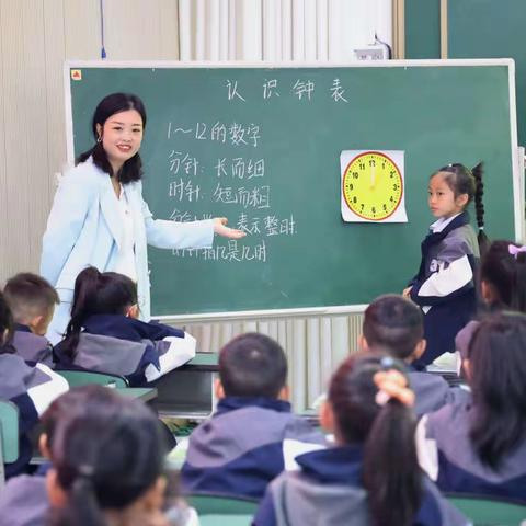 一陂春水绕花身，花影妖娆各占春