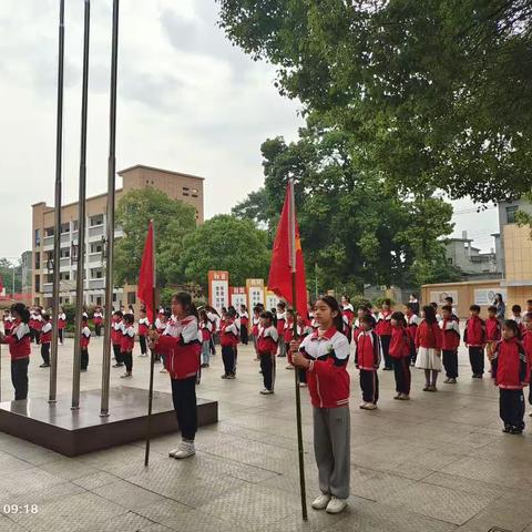 罗家坊邦明小学齐唱《映山红》活动